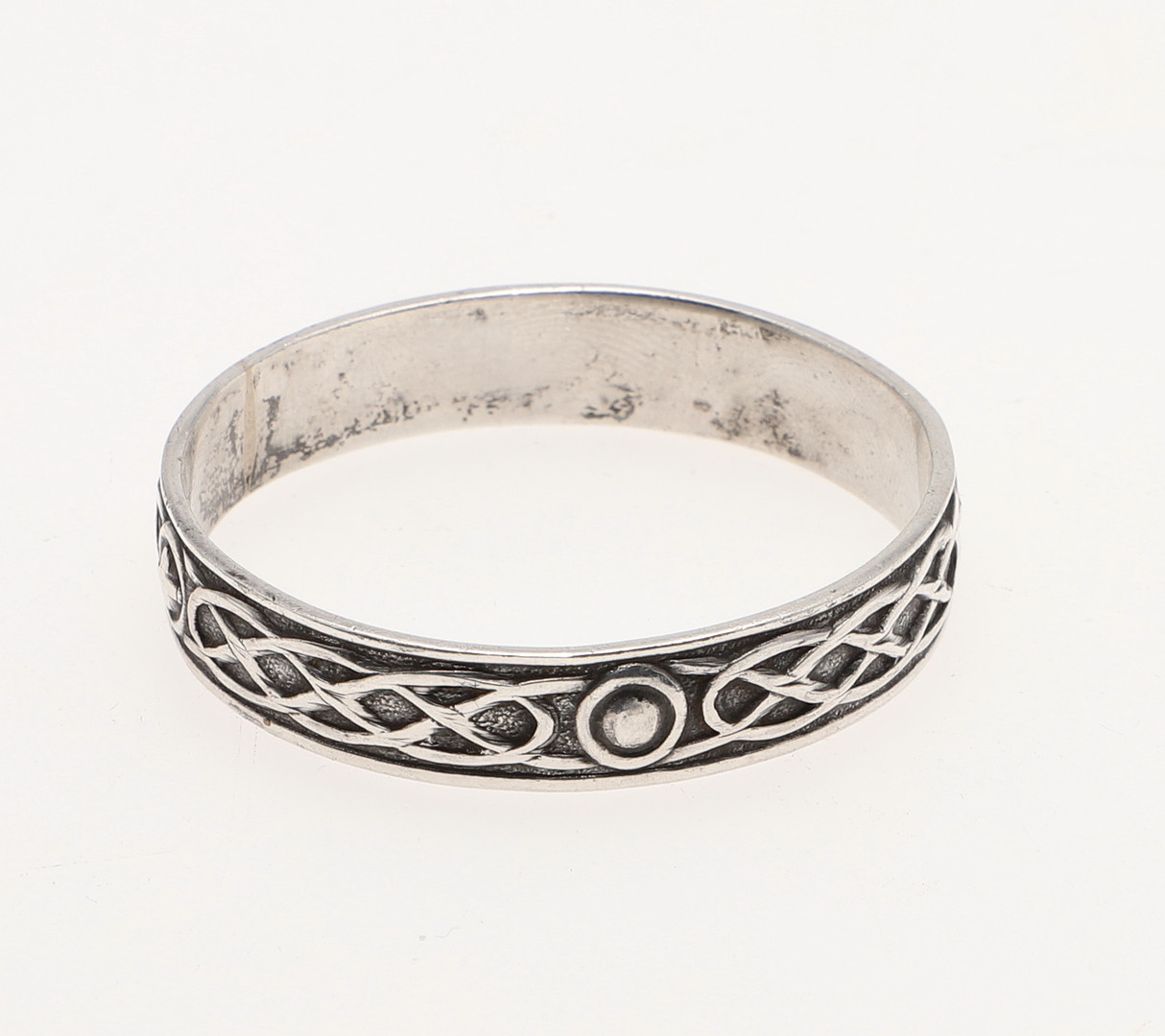 A MID-20TH CENTURY SCOTTISH PROVINCIAL SILVER NAPKIN RING. - Image 2 of 3