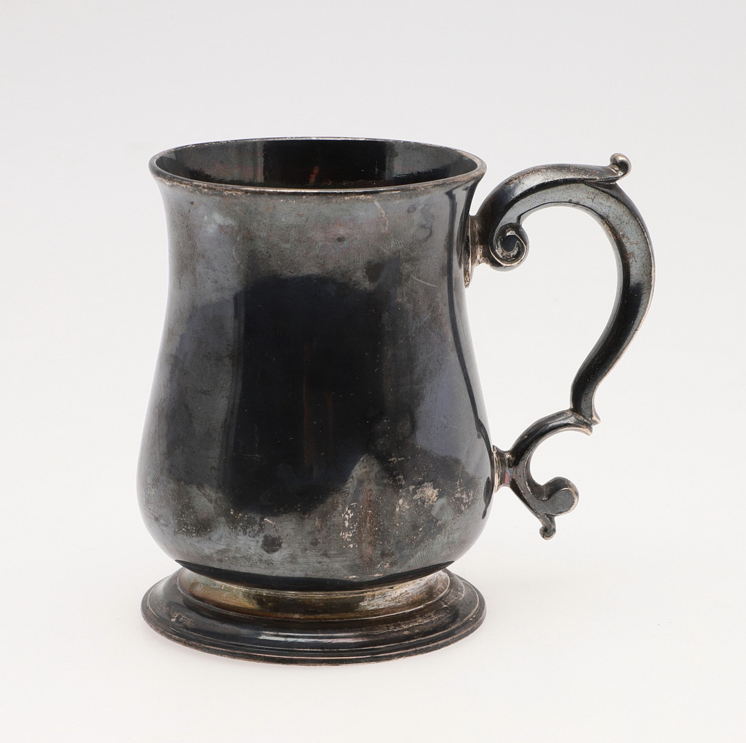 A GEORGE II SILVER MUG. - Bild 2 aus 4