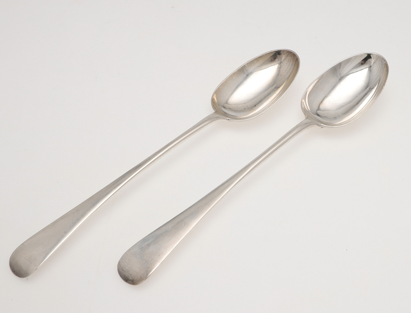 A NEAR PAIR OF LATE VICTORIAN/ EDWARDIAN SILVER SERVING OR BASTING SPOONS. - Image 3 of 5