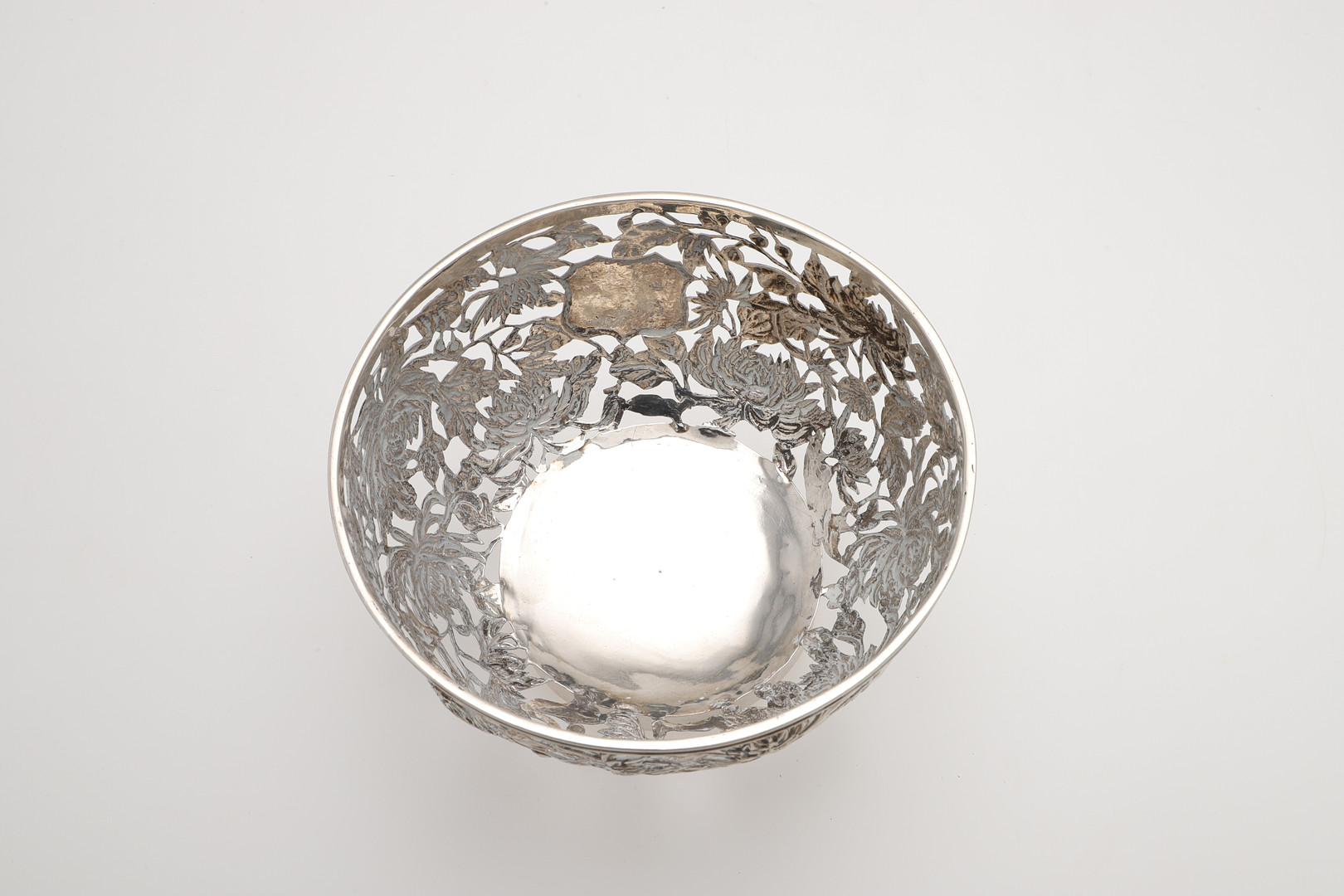 A LATE 19TH/ EARLY 20TH CENTURY CHINESE SILVER ROSE BOWL. - Image 4 of 6