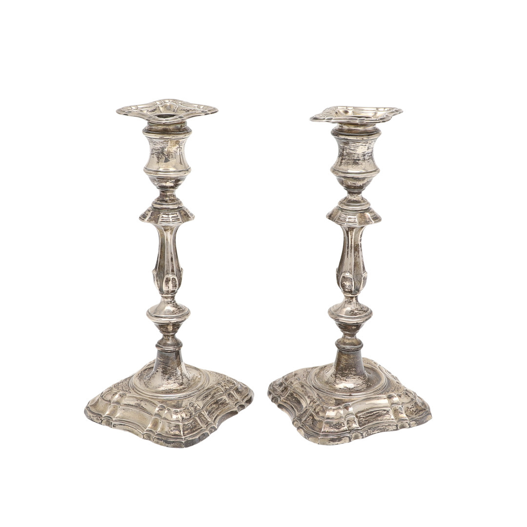 A PAIR OF EDWARDIAN SILVER CANDLESTICKS.