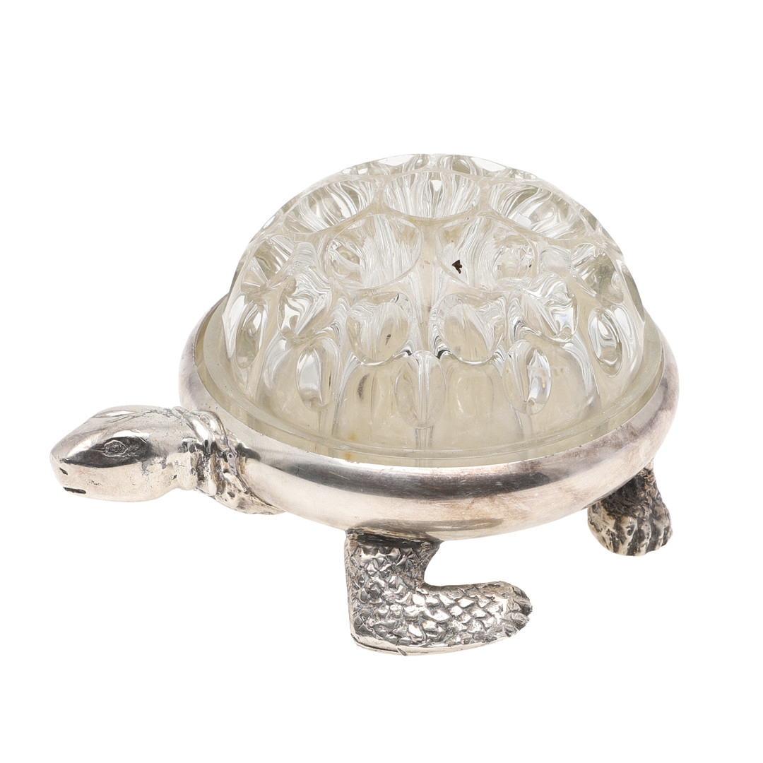 A LATE 19TH/ EARLY 20TH CENTURY CONTINENTAL GLASS MOUNTED SILVER TABLE DECORATION.