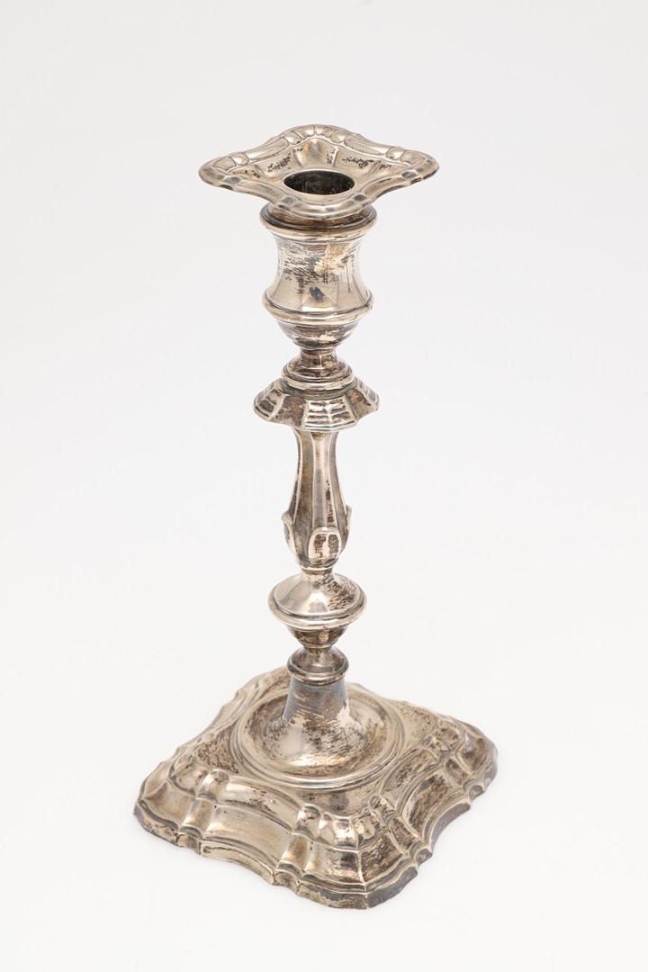 A PAIR OF EDWARDIAN SILVER CANDLESTICKS. - Image 2 of 10