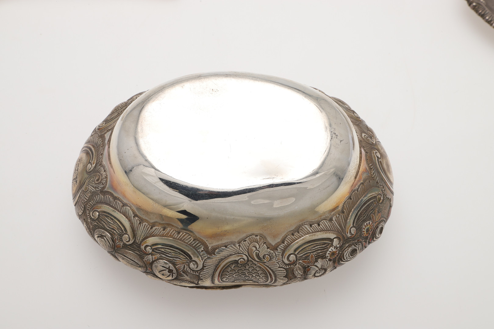 AN EARLY VICTORIAN SILVER SAUCE TUREEN BASE. - Image 4 of 9