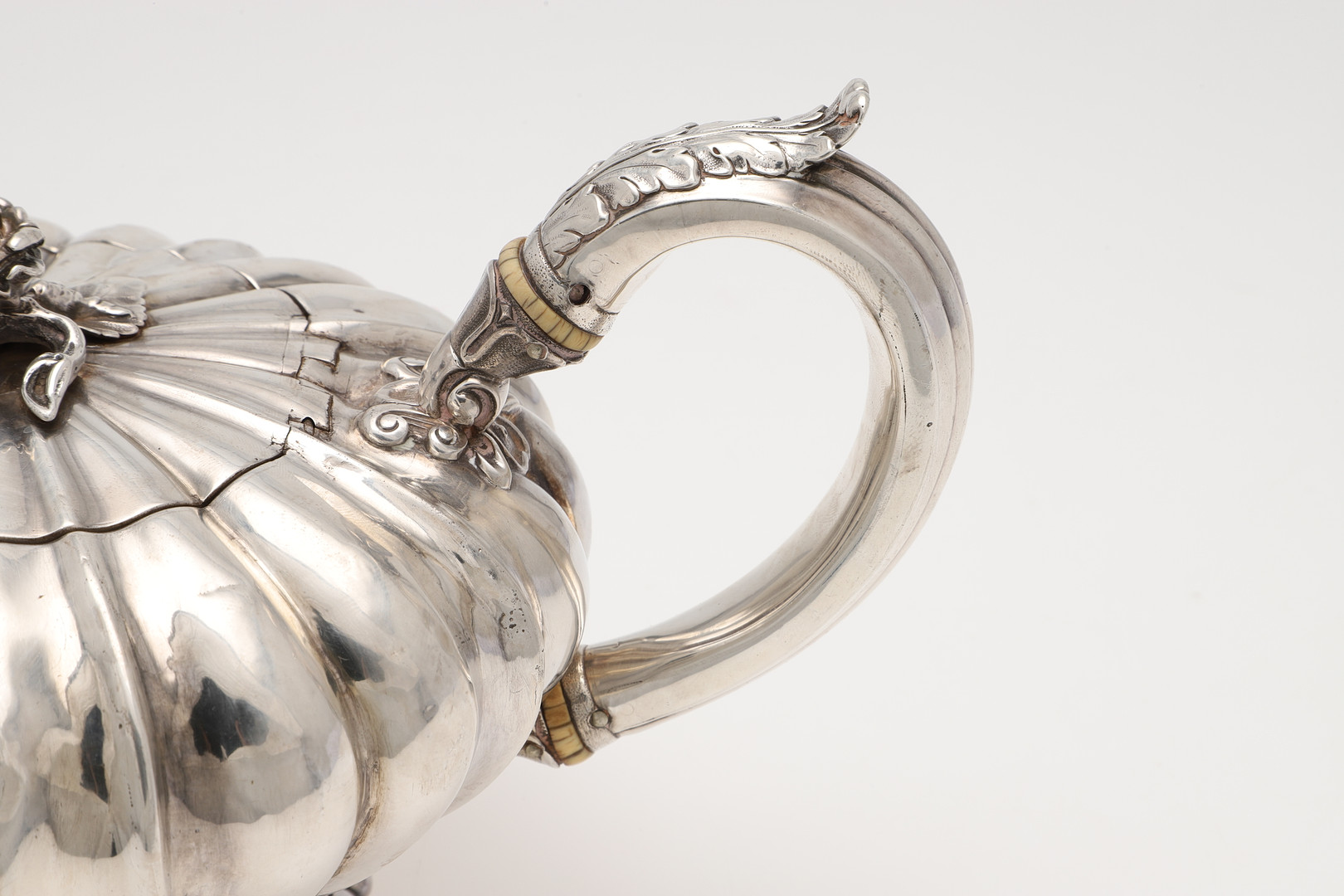 A GEORGE IV SILVER TEA POT. - Image 3 of 6