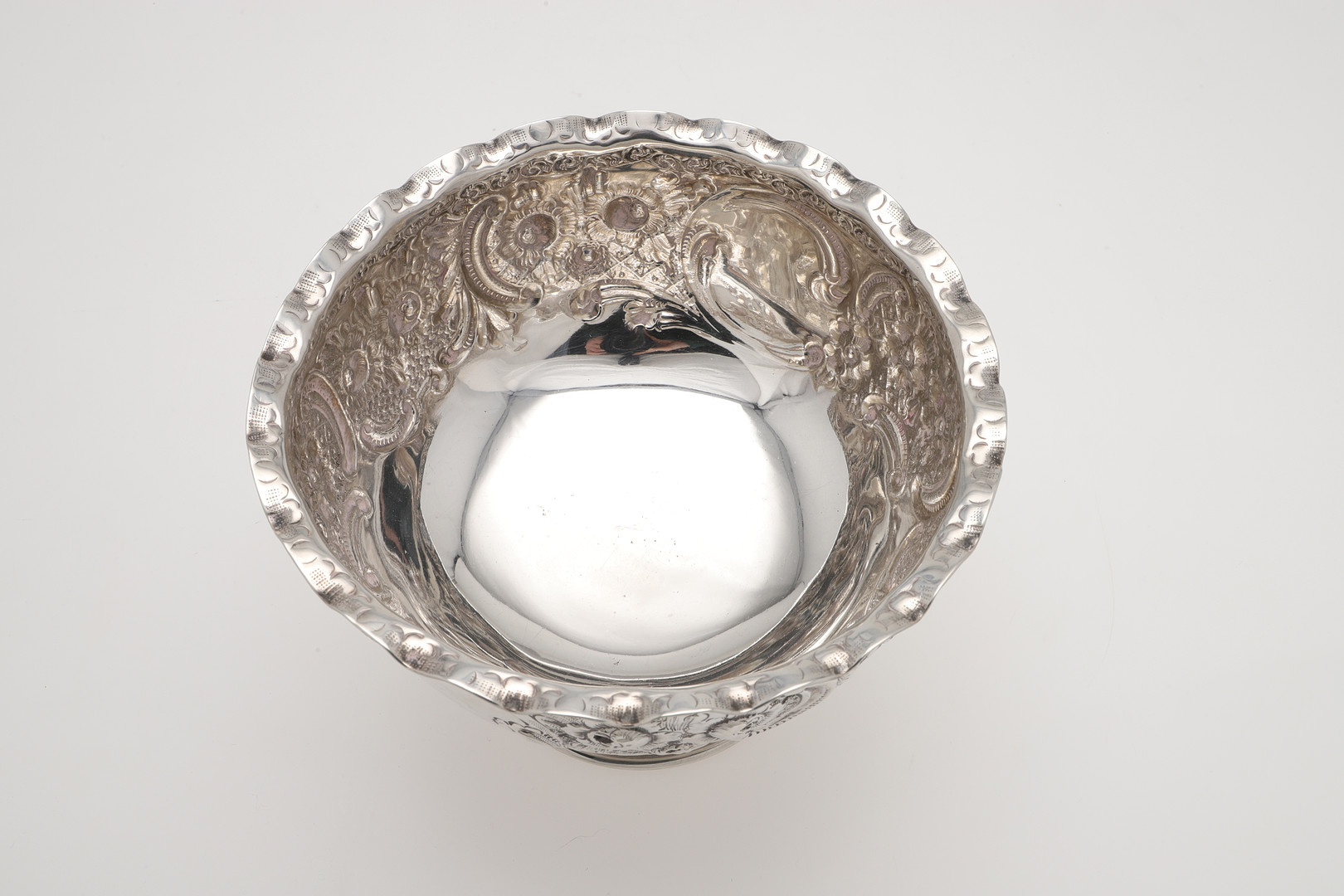 A LATE VICTORIAN EMBOSSED SILVER ROSE BOWL. - Image 4 of 5