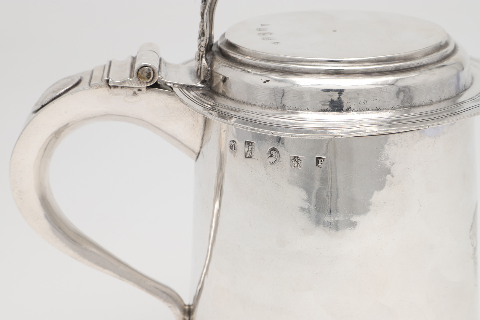 A QUEEN ANNE WEST-COUNTRY PROVINCIAL SILVER TANKARD. - Image 4 of 7