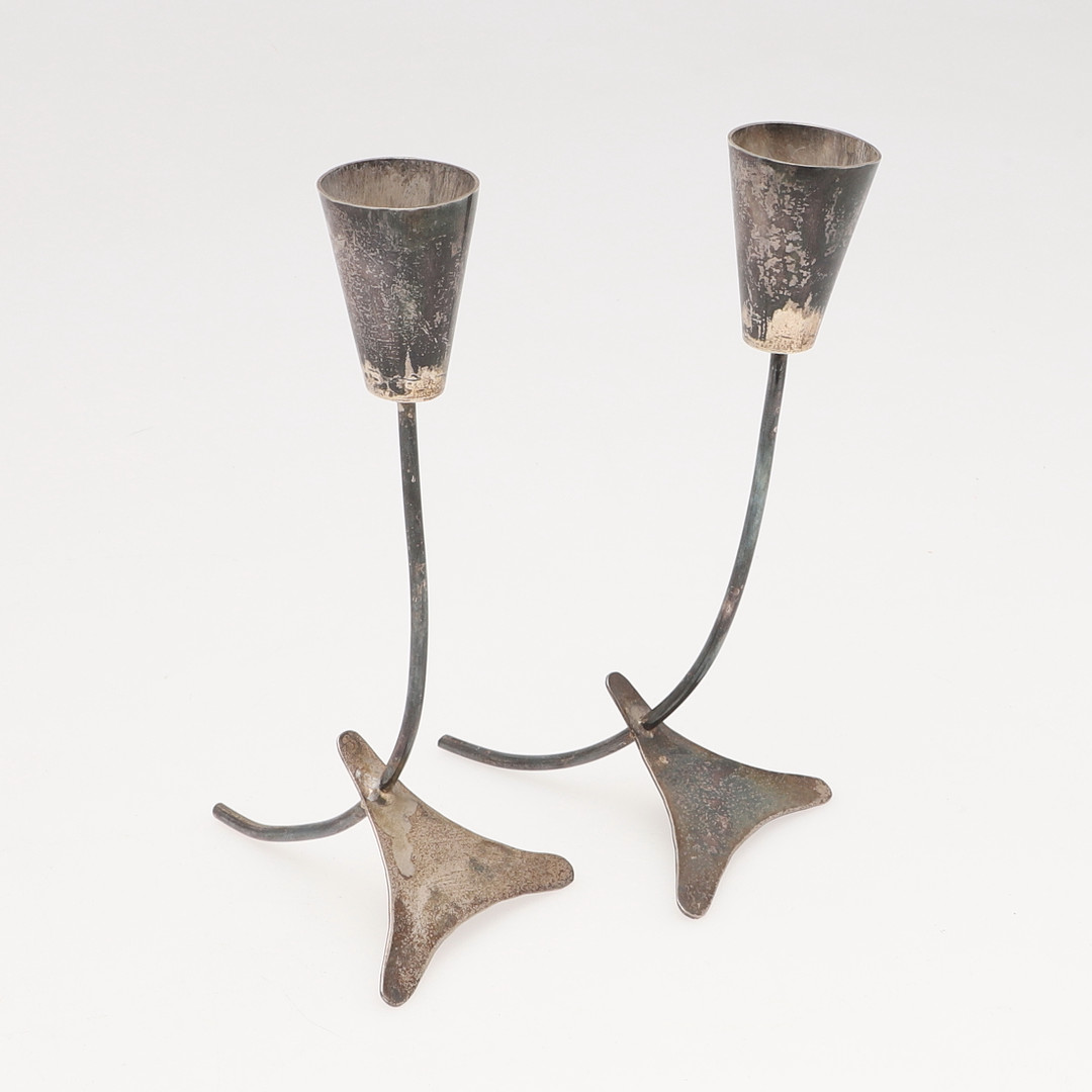 A PAIR OF MODERN SILVER HANDMADE CANDLESTICKS. - Image 2 of 8