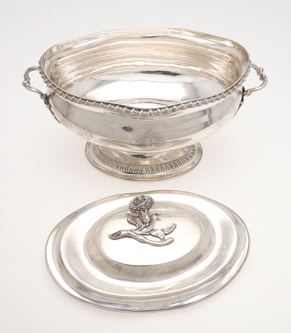 A GEORGE III SILVER SOUP TUREEN & COVER. - Image 4 of 6