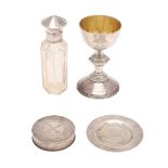 A CASED VICTORIAN SILVER TRAVELLING COMMUNION SET.