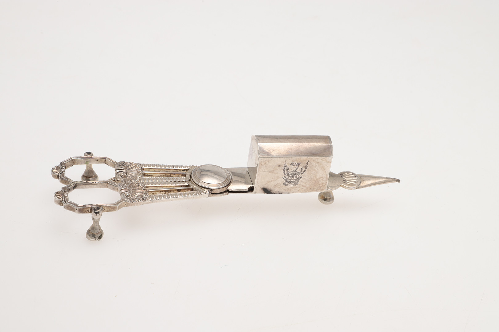 A PAIR OF GEORGE III SILVER SCISSOR SNUFFERS. - Image 3 of 6