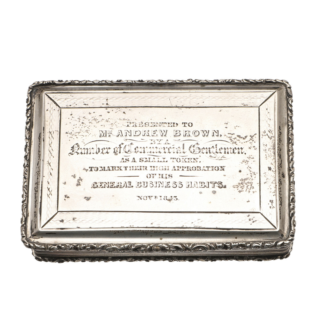 A LATE VICTORIAN SNUFF BOX.