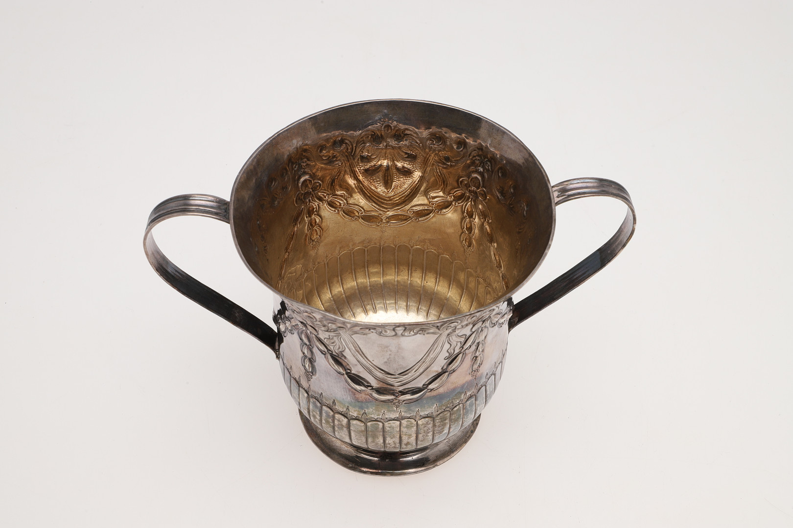 A GEORGE III SILVER TWO-HANDLED CUP OR PORRINGER. - Image 3 of 5