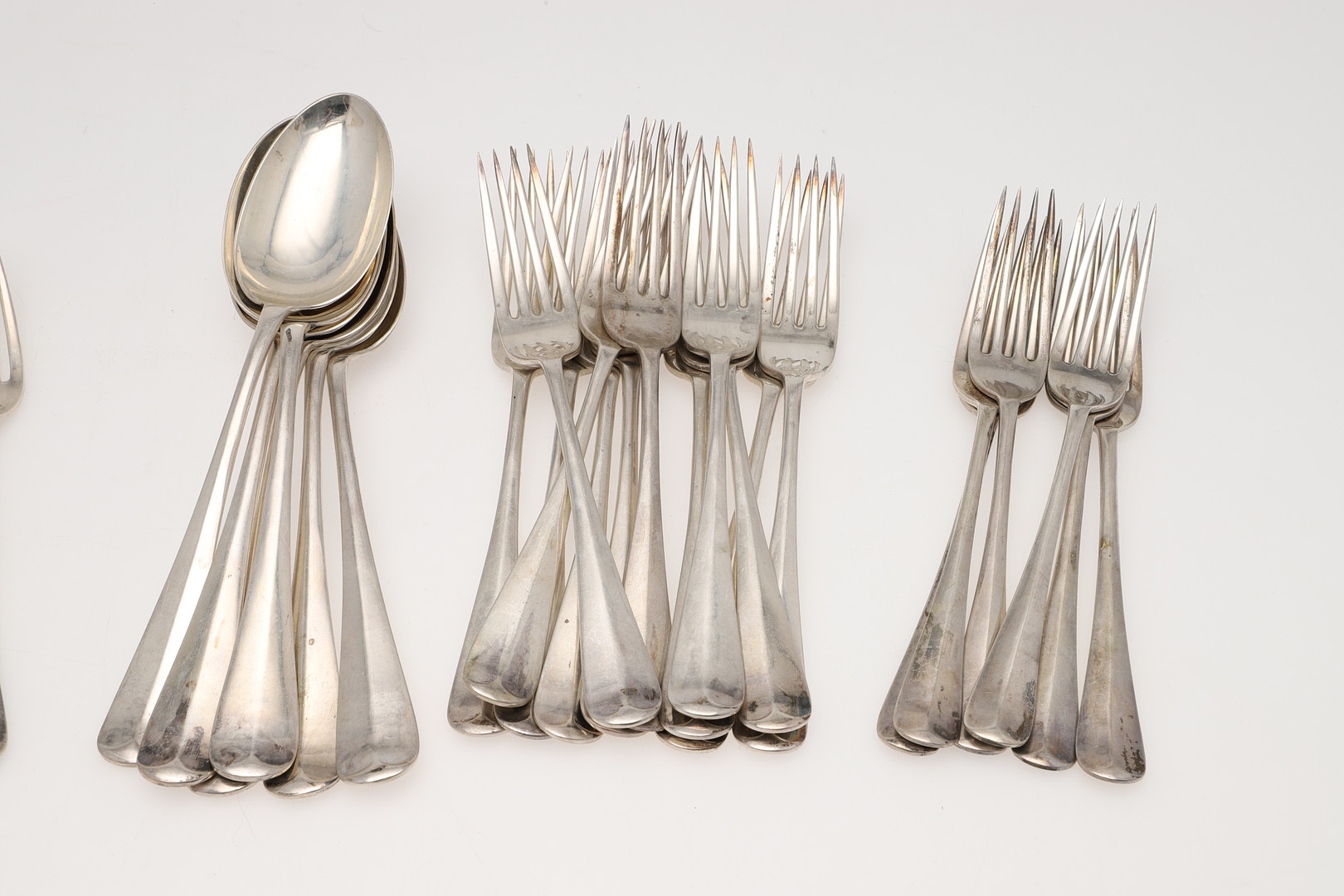 AN EARLY 20TH CENTURY PART-CANTEEN OF HANOVERIAN PATTERN SILVER FLATWARE. - Image 3 of 16