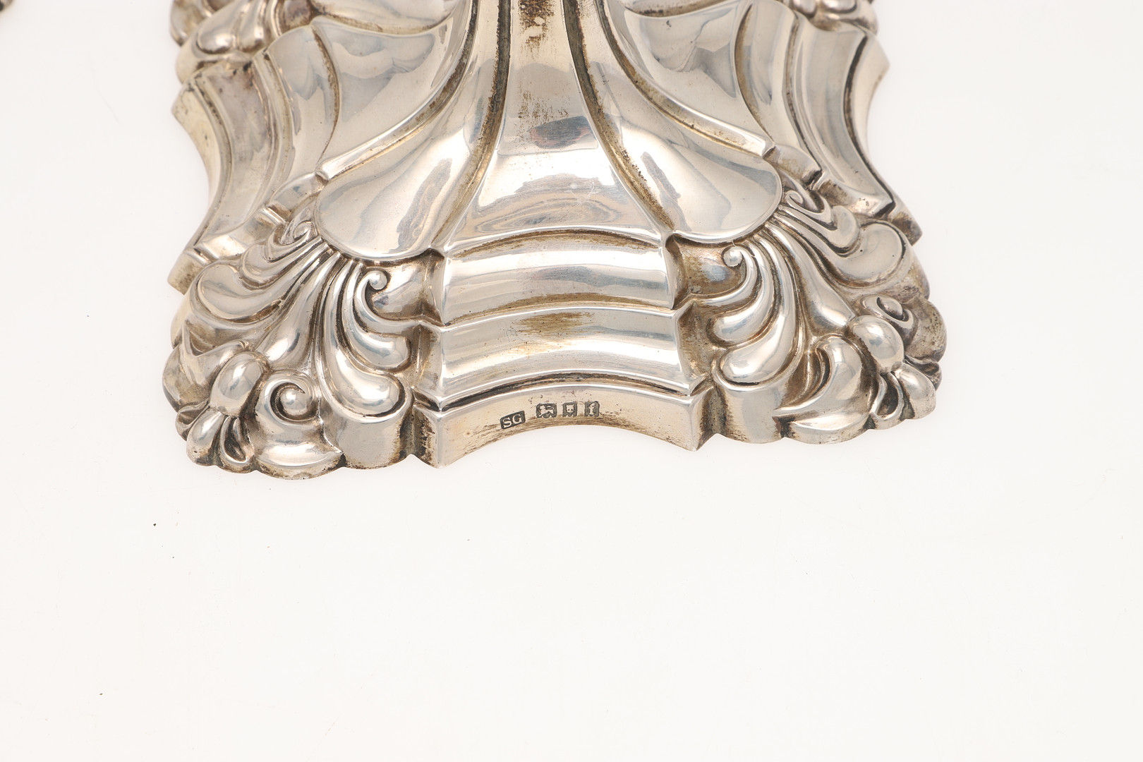 A PAIR OF GEORGE V SILVER CANDLESTICKS, BY GARRARD & CO. LTD. - Image 5 of 7