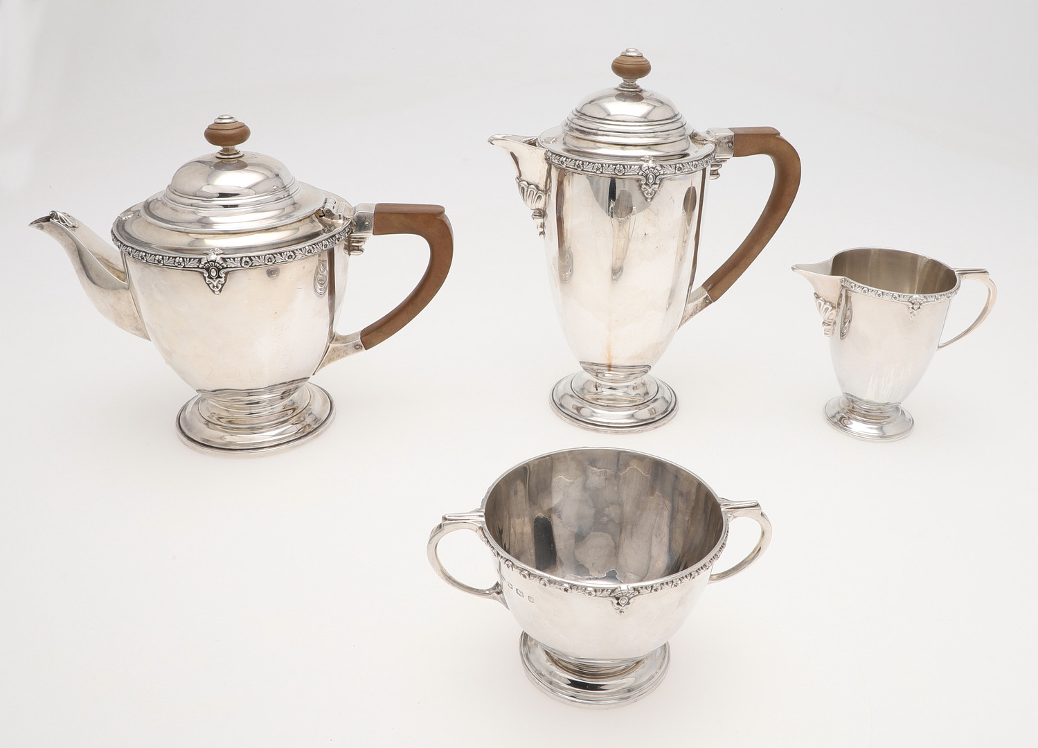 AN EARLY 20TH CENTURY FOUR-PIECE SILVER TEA SET. - Image 3 of 7