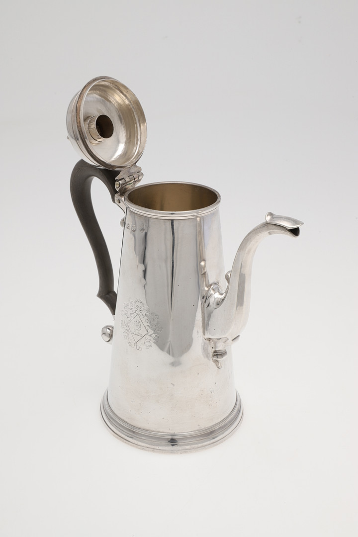 A GEORGE II WEST-COUNTRY PROVINCIAL SILVER CHOCOLATE POT. - Image 4 of 5