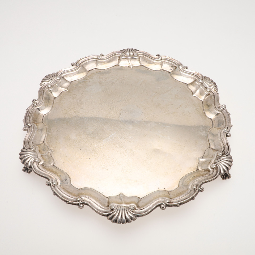 AN EDWARDIAN SILVER SALVER. - Image 2 of 4