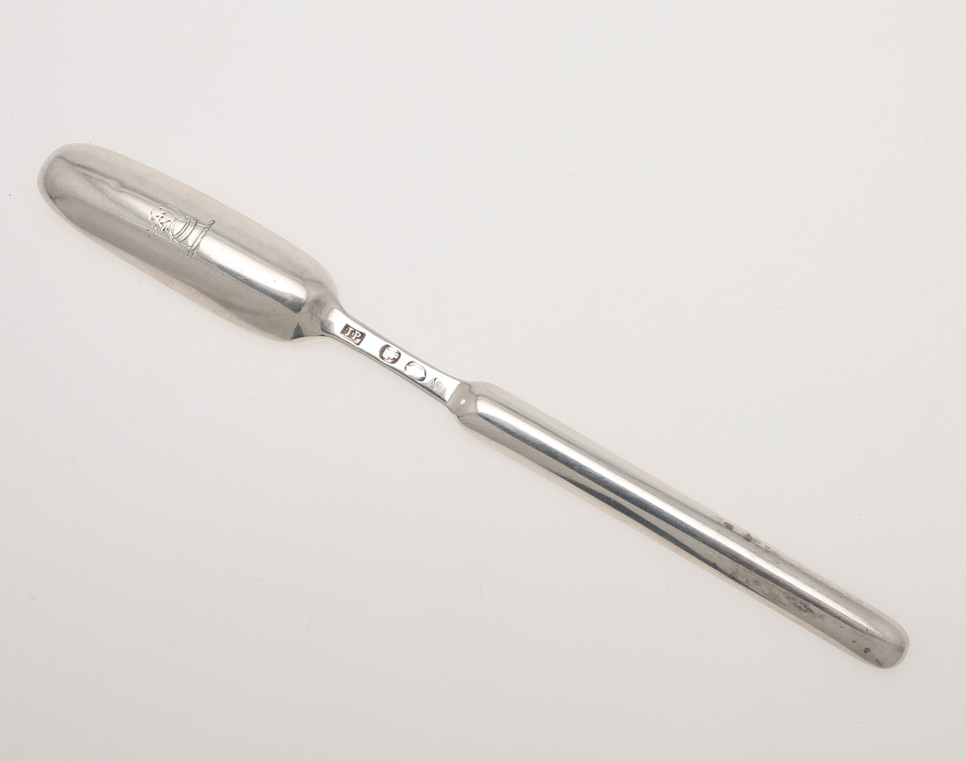 A GEORGE III IRISH SILVER MARROW SCOOP. - Image 2 of 3