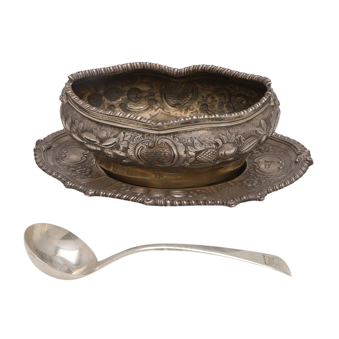 AN EARLY VICTORIAN SILVER SAUCE TUREEN BASE.