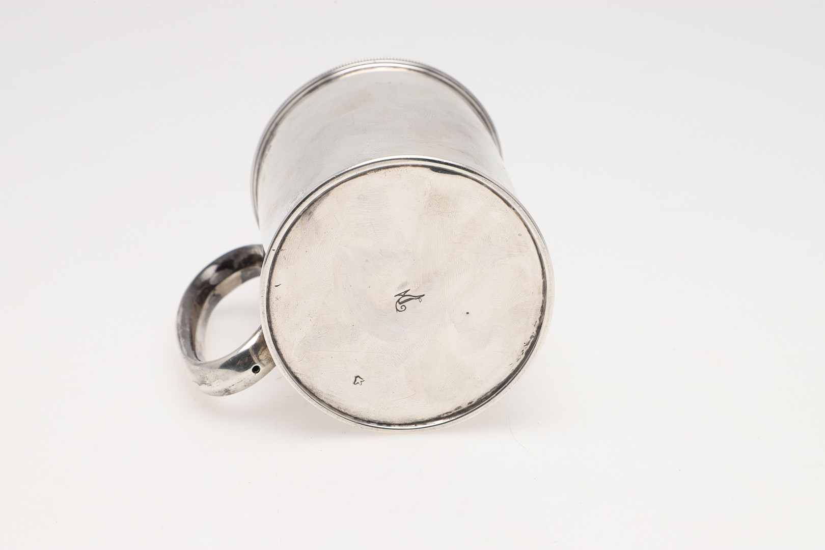 A LATE VICTORIAN SILVER MUG. - Image 4 of 4