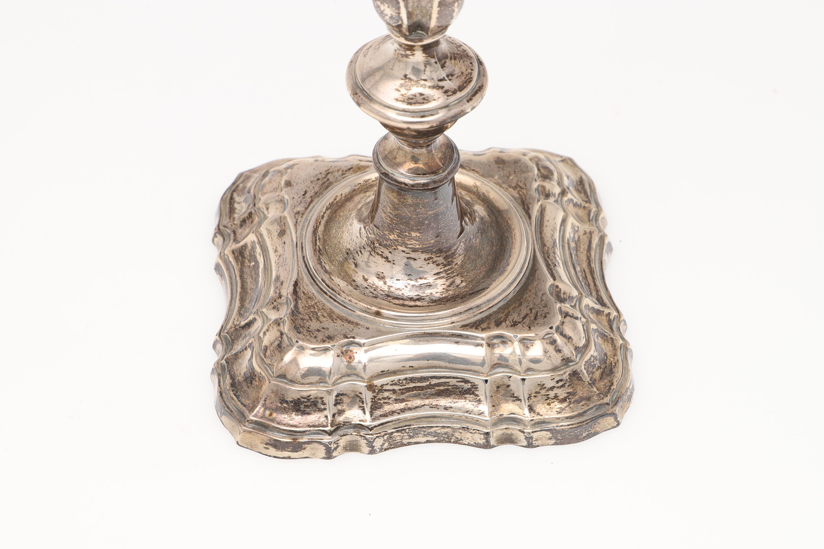 A PAIR OF EDWARDIAN SILVER CANDLESTICKS. - Image 7 of 10