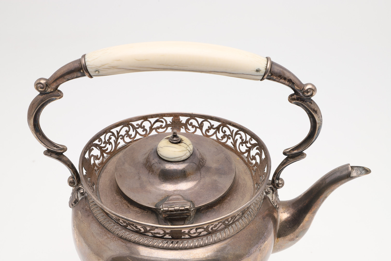 AN EDWARDIAN SILVER KETTLE ON STAND. - Image 4 of 8