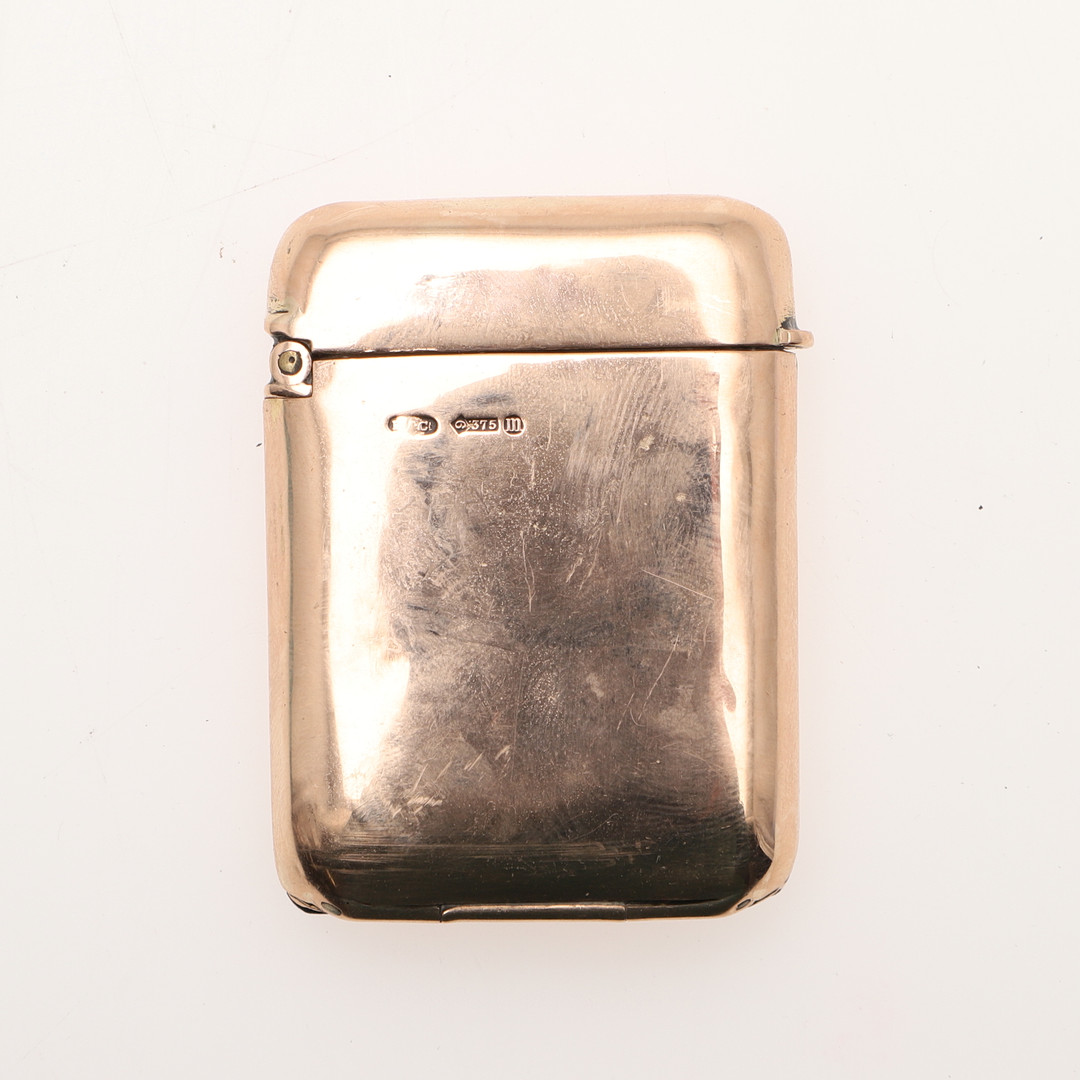 AN EDWARDIAN 9CT. GOLD VESTA CASE, BY OMAR RAMSDEN & ALWYN CARR. - Image 2 of 3