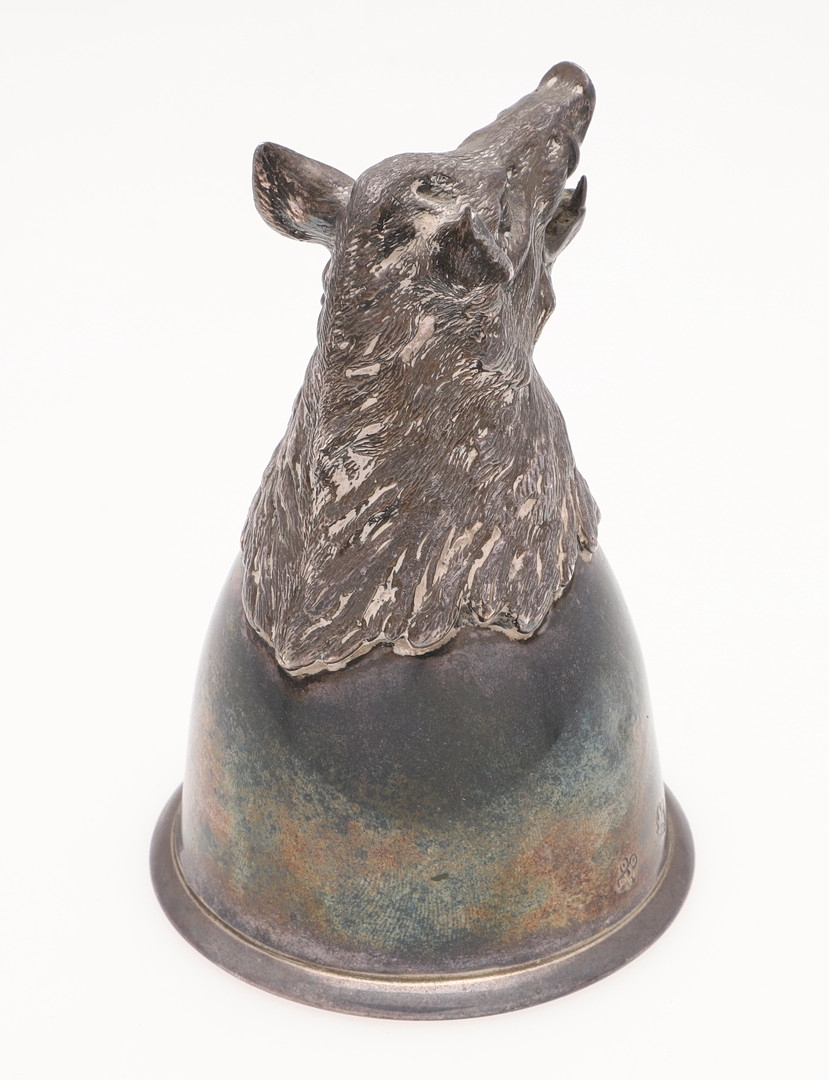 A MODERN SILVER BOAR MASK STIRRUP CUP. - Image 3 of 5