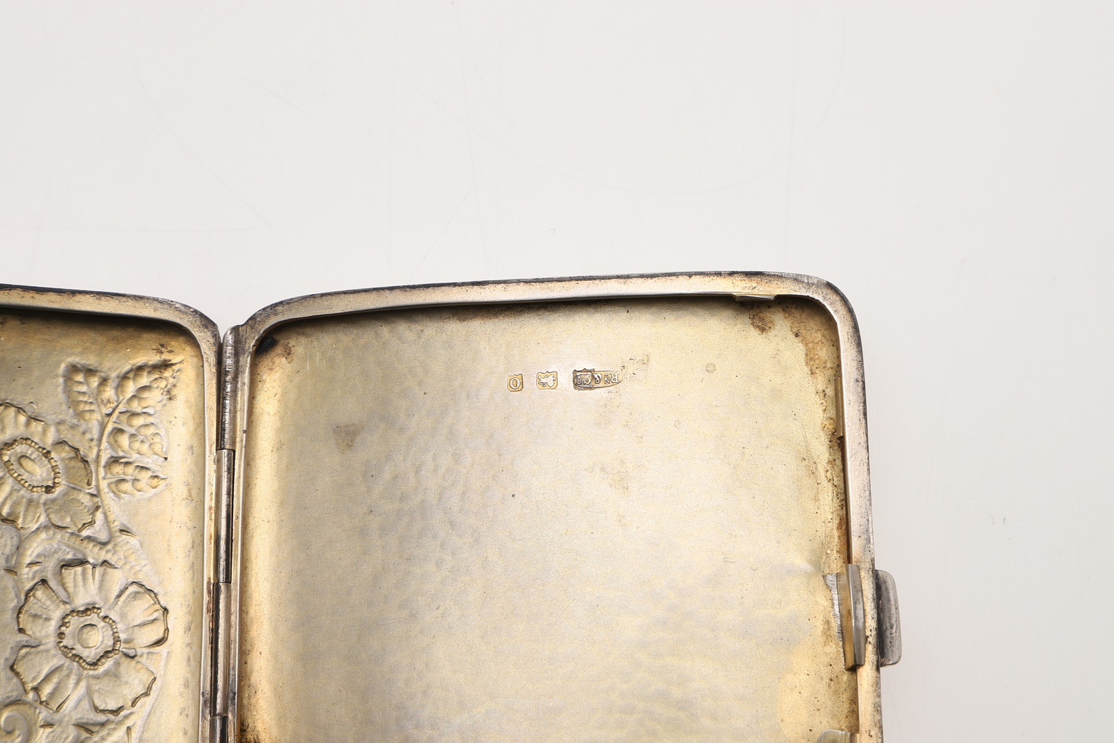 AN ARTS & CRAFTS SILVER CIGARETTE CASE, BY OMAR RAMSDEN & ALWYN CARR. - Image 4 of 4