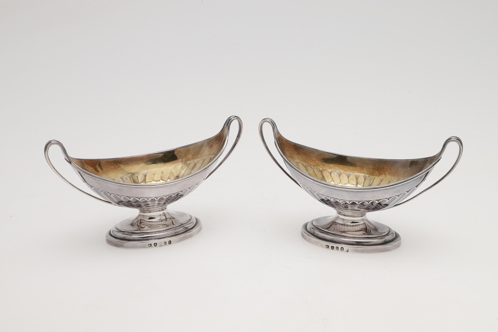 A PAIR OF GEORGE III SILVER PEDESTAL SALTS. - Image 2 of 7