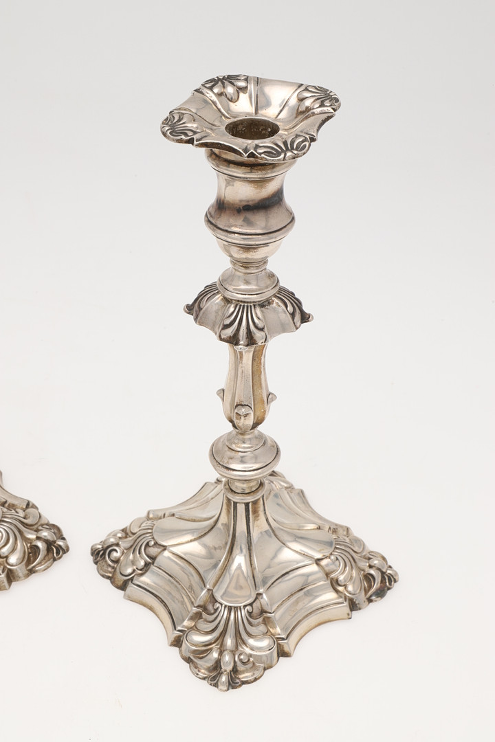 A PAIR OF GEORGE V SILVER CANDLESTICKS, BY GARRARD & CO. LTD. - Image 3 of 7