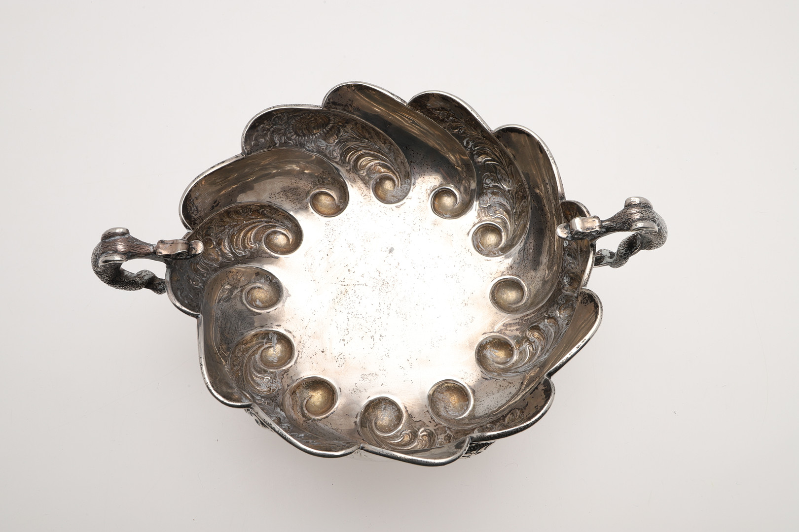 A LATE VICTORIAN TWO-HANDLED SILVER BOWL. - Image 3 of 5