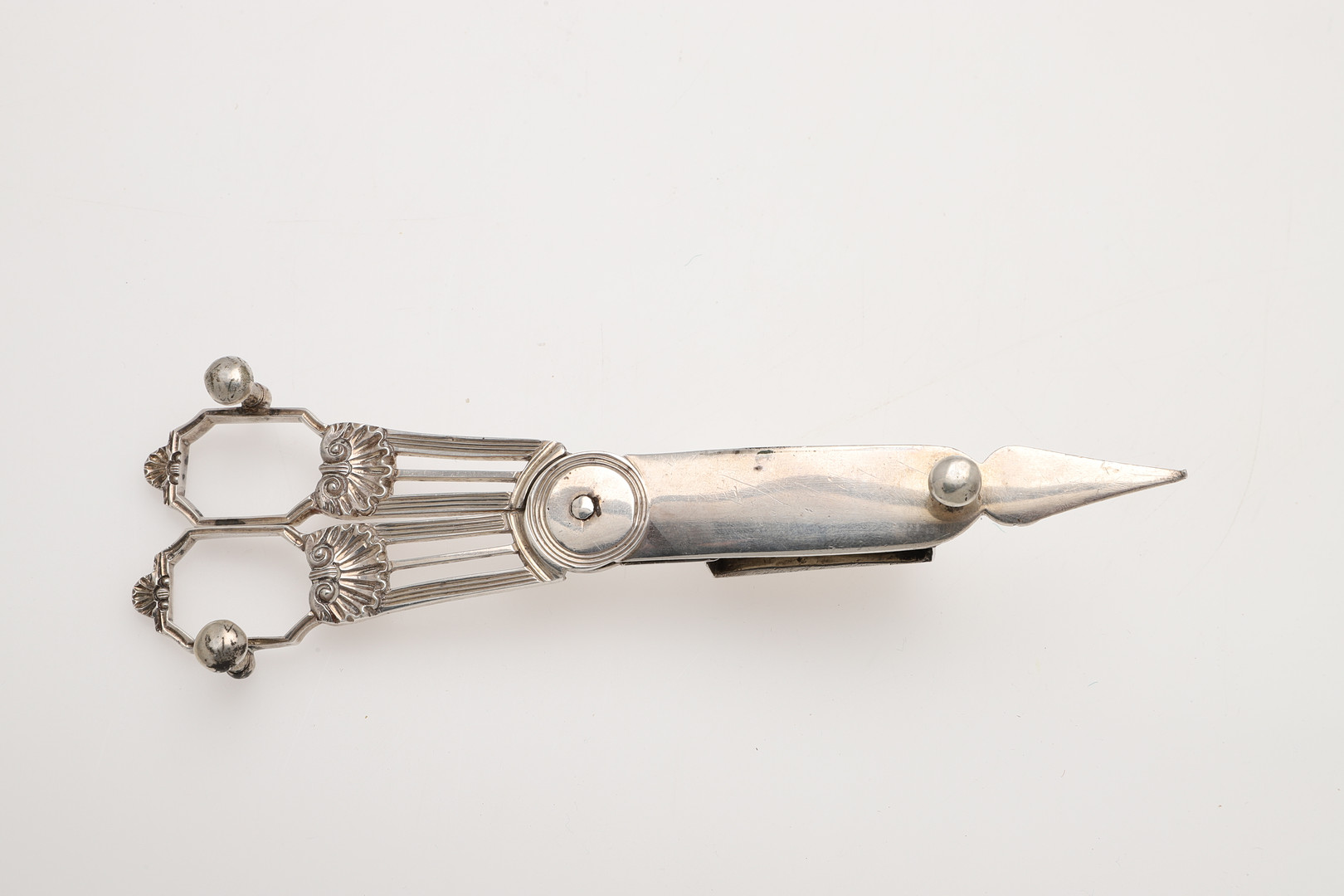 A PAIR OF GEORGE III SILVER SCISSOR SNUFFERS. - Image 5 of 6