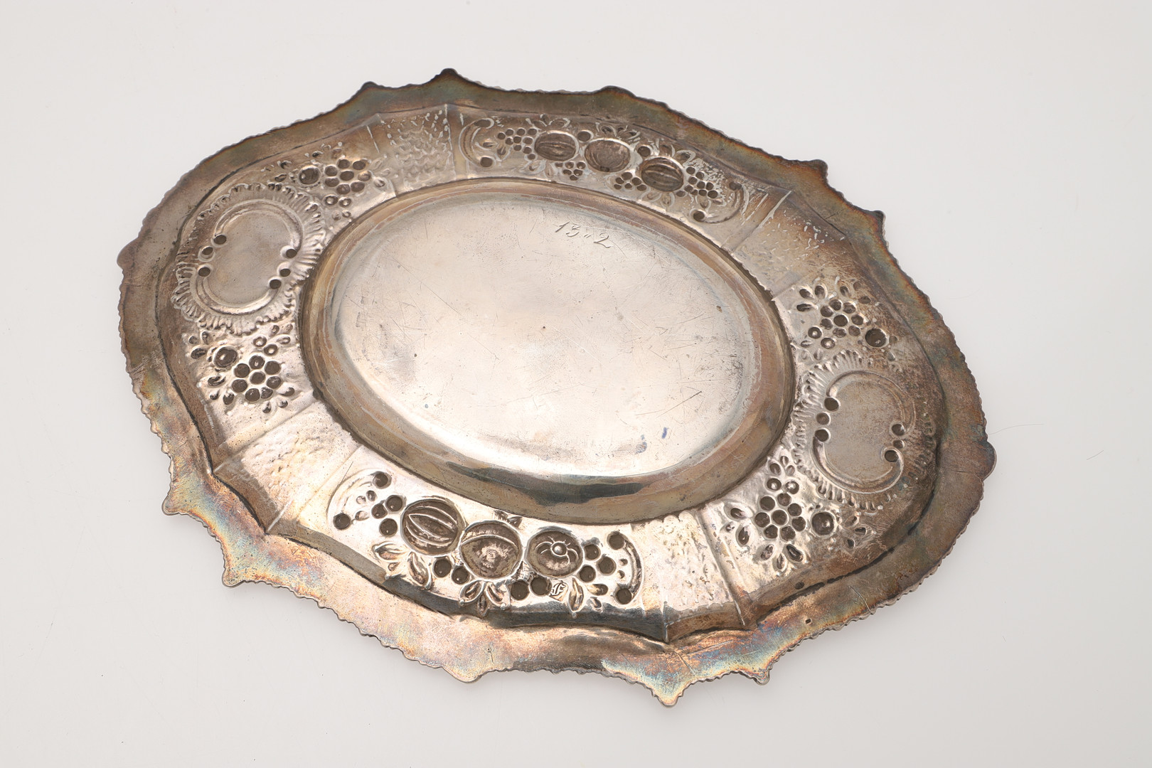 AN EARLY VICTORIAN SILVER SAUCE TUREEN BASE. - Image 6 of 9