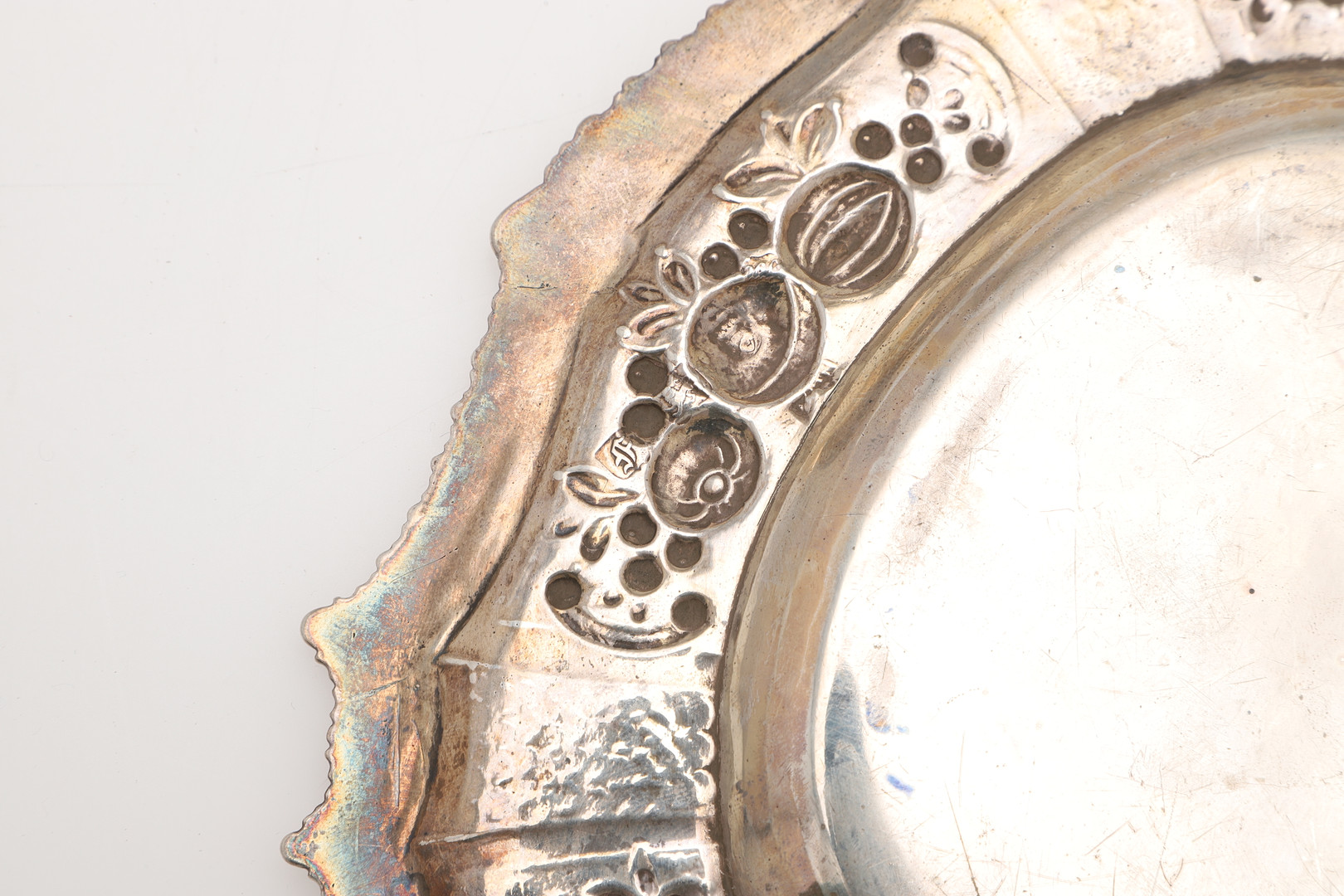 AN EARLY VICTORIAN SILVER SAUCE TUREEN BASE. - Image 7 of 9