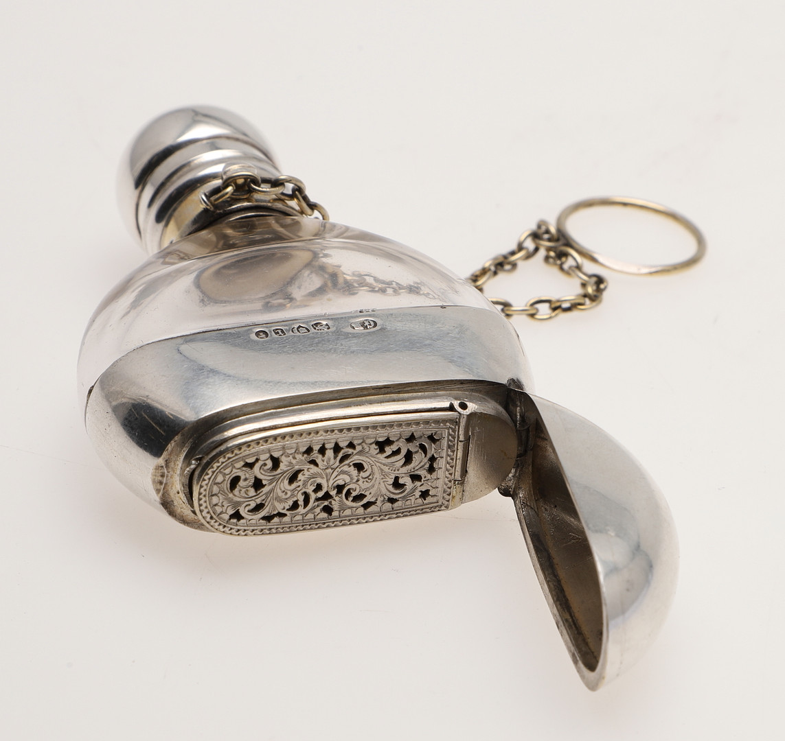 A VICTORIAN SILVER MOUNTED CLEAR GLASS SCENT BOTTLE & VINAIGRETTE COMBINED. - Image 5 of 5