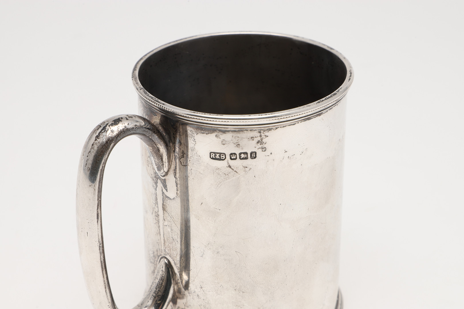 A LATE VICTORIAN SILVER MUG. - Image 3 of 4