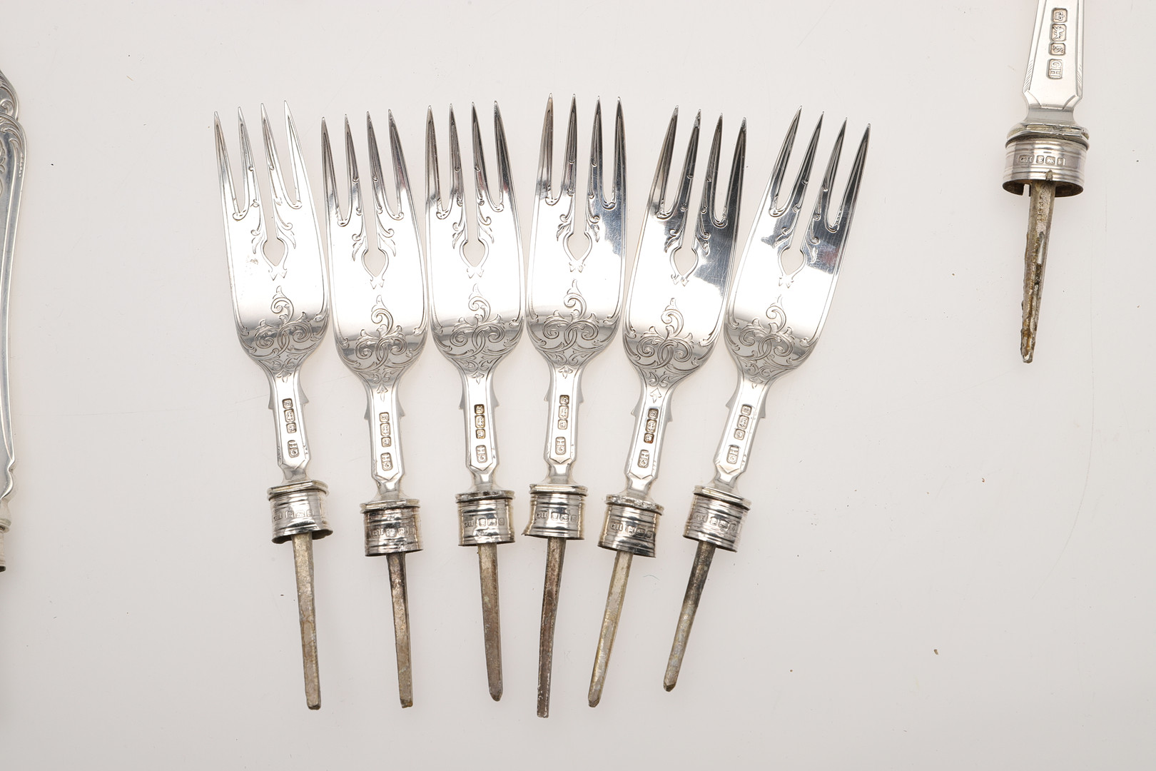 A CASED GEORGE V PART-CANTEEN OF SILVER FLATWARE & CUTLERY. - Image 14 of 24