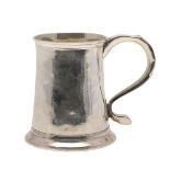 AN 18TH CENTURY NORTH-COUNTRY PROVINCIAL SILVER MUG.