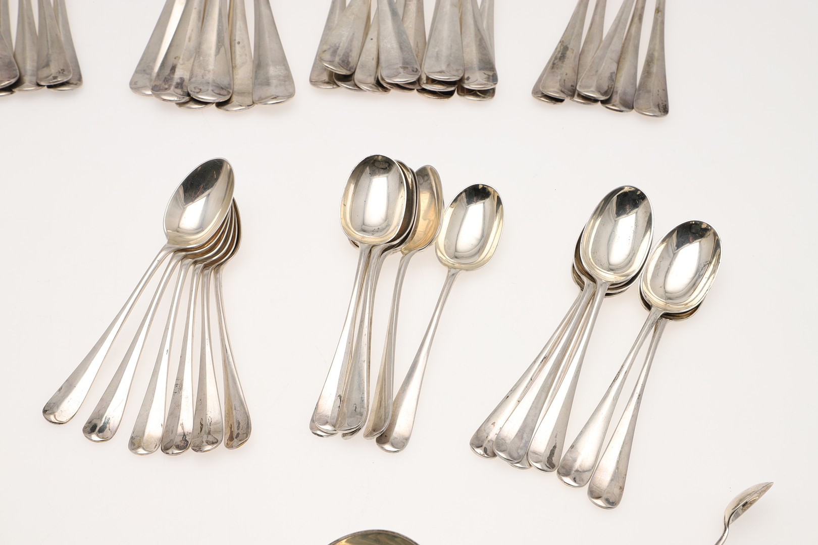 AN EARLY 20TH CENTURY PART-CANTEEN OF HANOVERIAN PATTERN SILVER FLATWARE. - Image 5 of 16