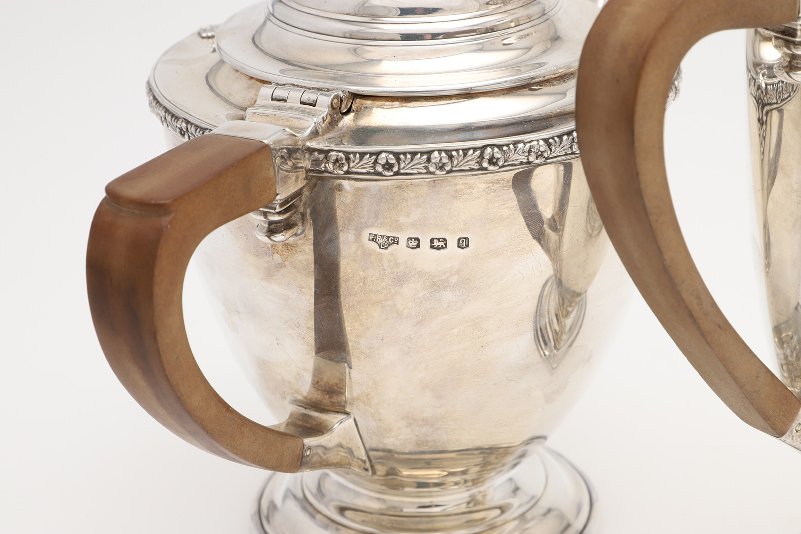 AN EARLY 20TH CENTURY FOUR-PIECE SILVER TEA SET. - Image 5 of 7