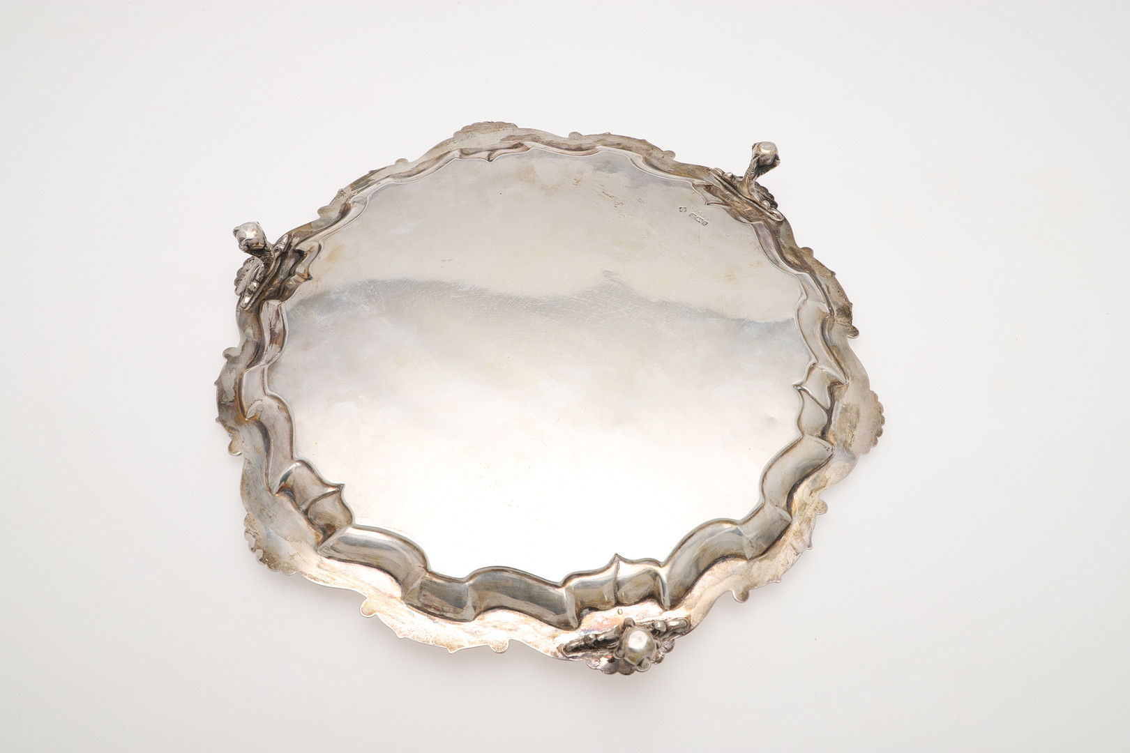 AN EDWARDIAN SILVER SALVER. - Image 3 of 4