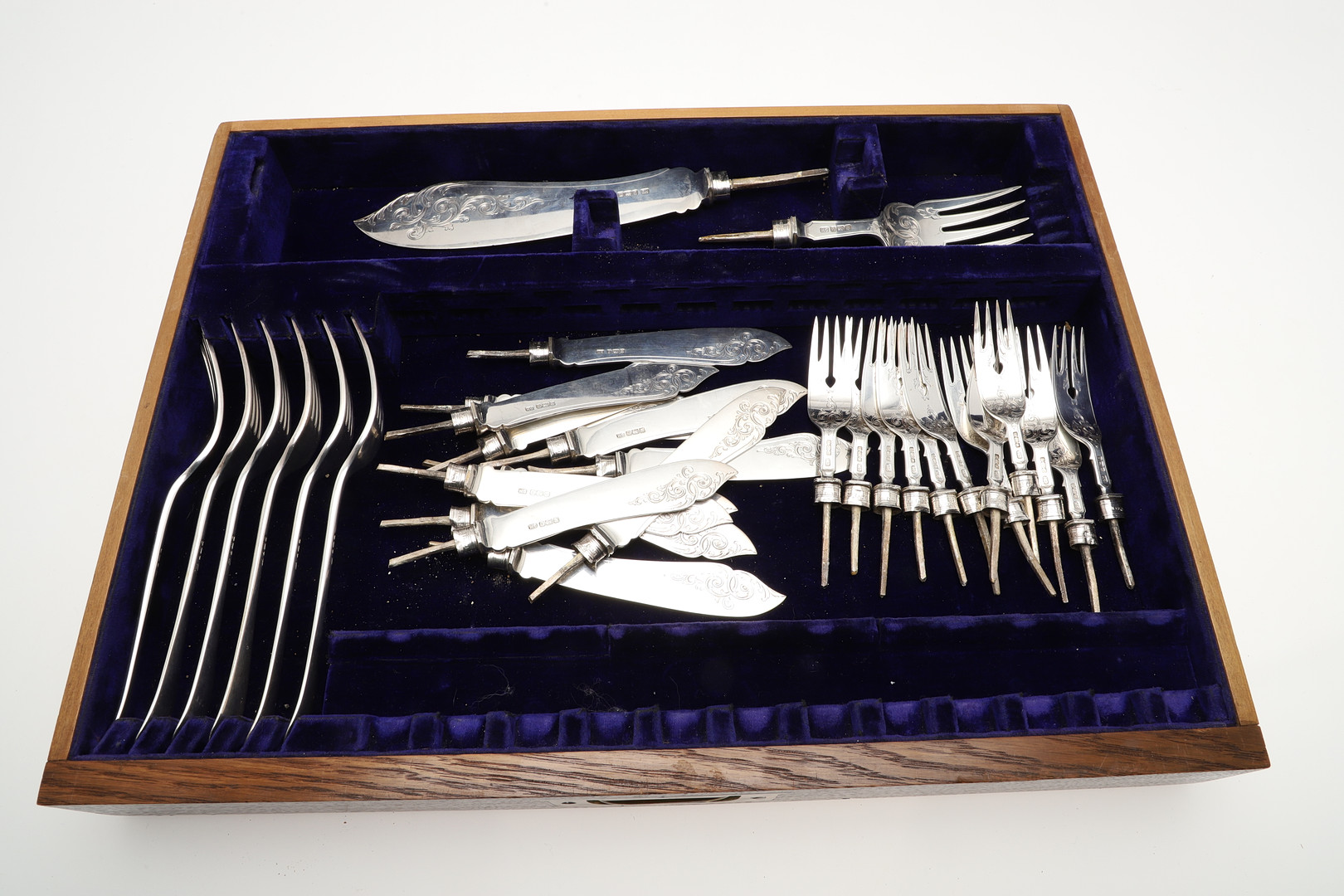 A CASED GEORGE V PART-CANTEEN OF SILVER FLATWARE & CUTLERY. - Image 19 of 24