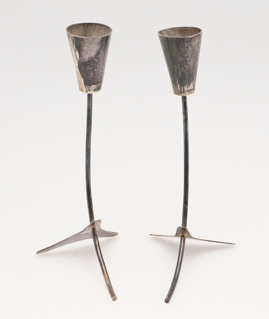 A PAIR OF MODERN SILVER HANDMADE CANDLESTICKS. - Image 3 of 8