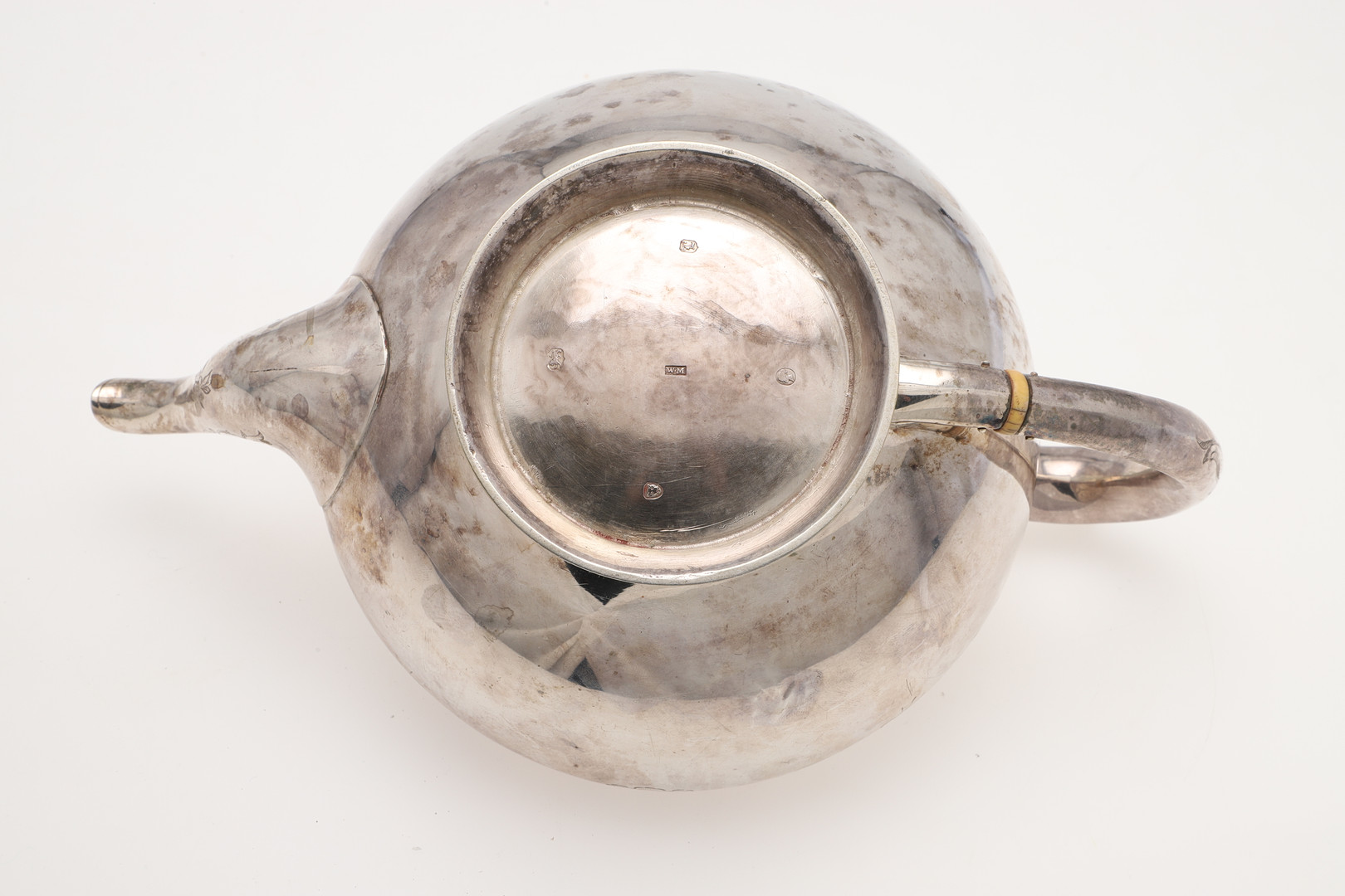 A VICTORIAN SILVER TEA POT & MATCHING COFFEE POT. - Image 7 of 7