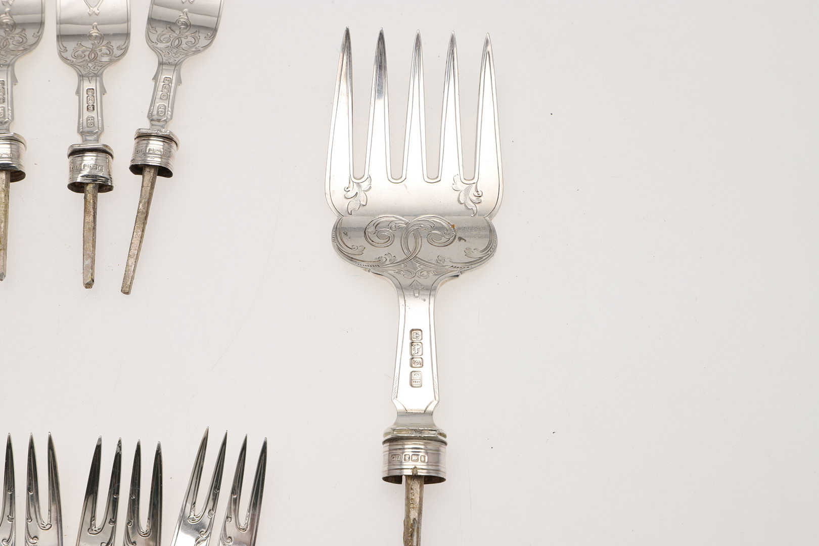 A CASED GEORGE V PART-CANTEEN OF SILVER FLATWARE & CUTLERY. - Image 15 of 24