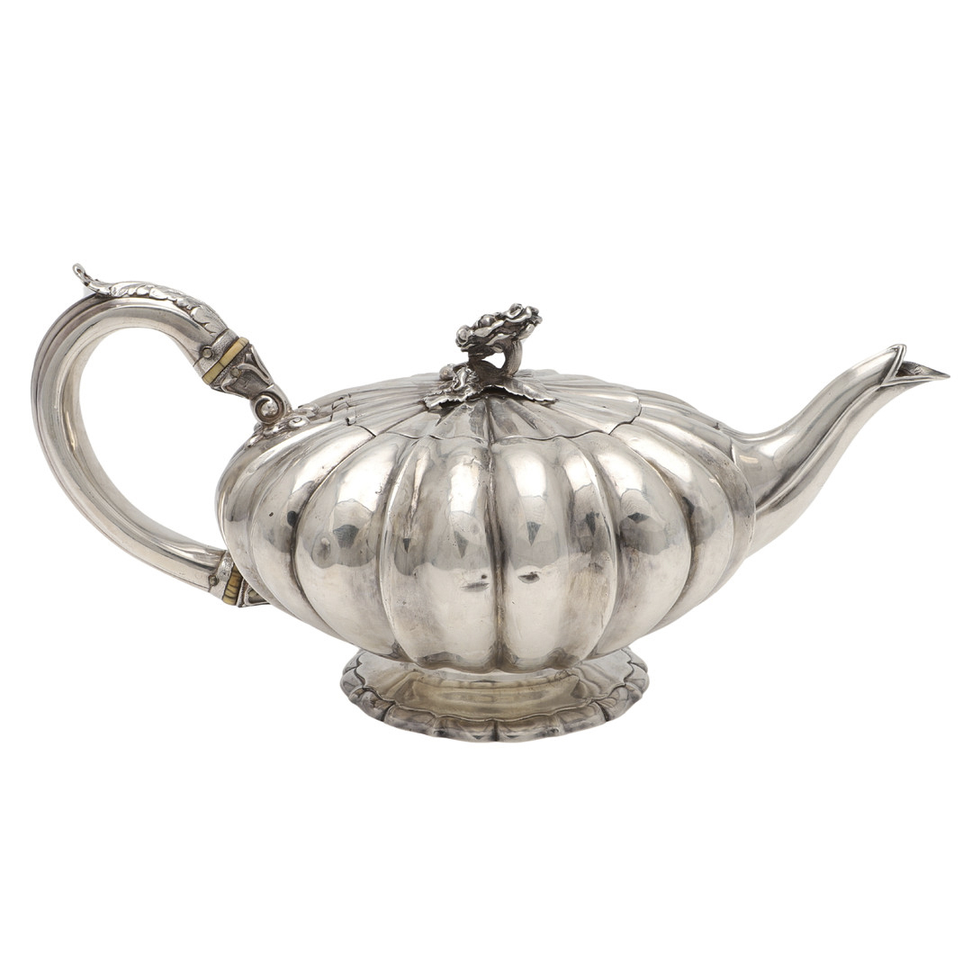 A GEORGE IV SILVER TEA POT.