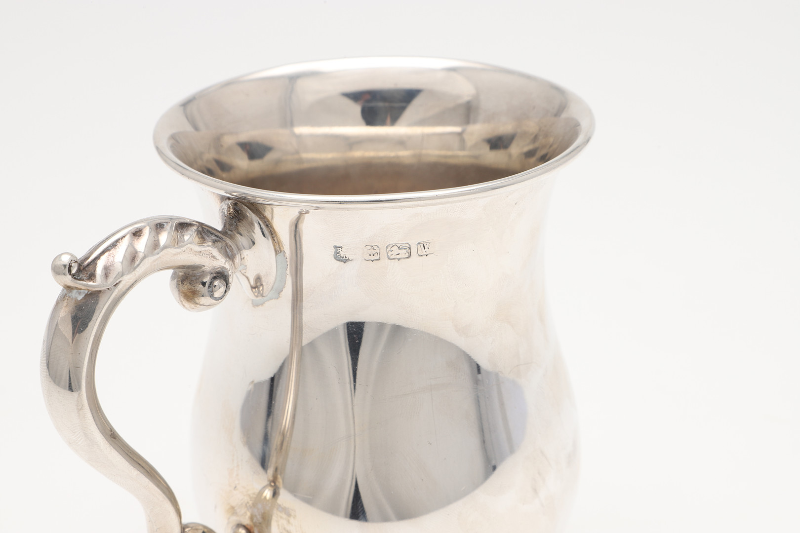 A GEORGE VI SILVER MUG. - Image 4 of 4