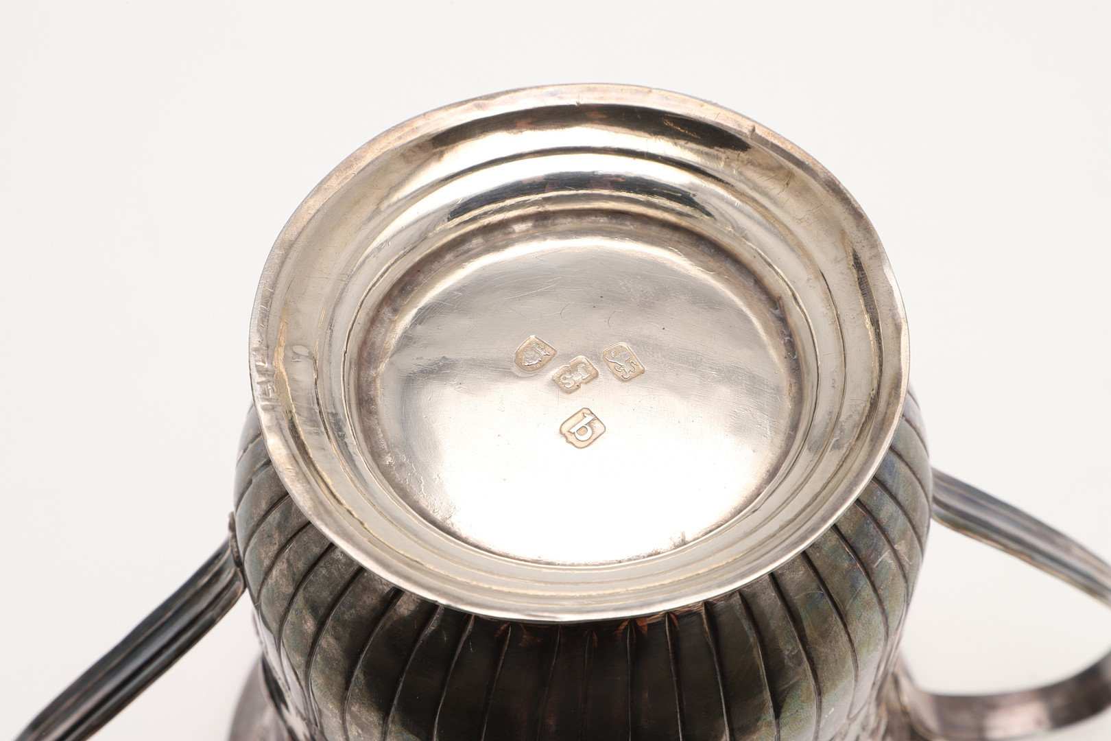 A GEORGE III SILVER TWO-HANDLED CUP OR PORRINGER. - Image 5 of 5